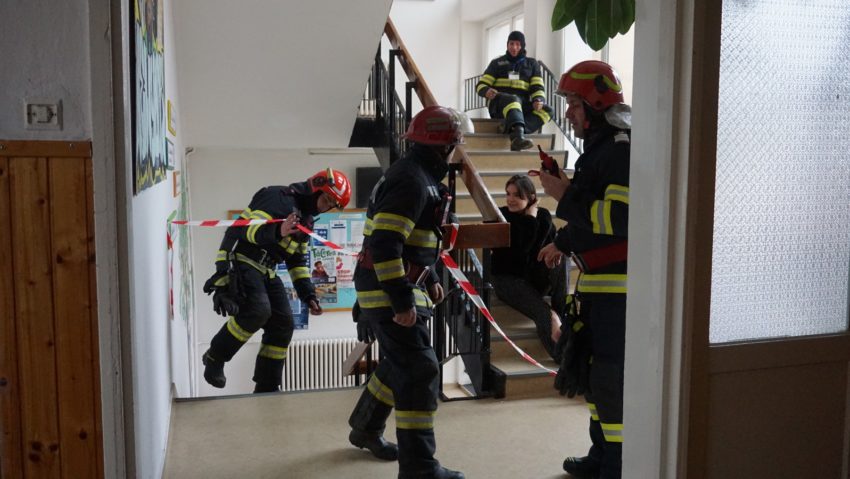 Simulare de cutremur la Colegiul Național Octavian Goga din Miercurea Ciuc Simulare de cutremur la Colegiul Național Octavian Goga din Miercurea Ciuc