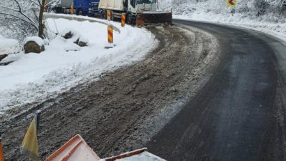 Aproximativ 100 de utilaje de deszăpezire au acţionat în municipiul Brașov şi pe drumurile naţionale din judeţ