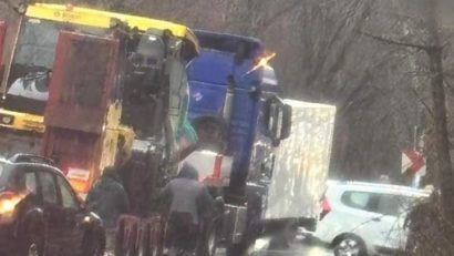 Trafic oprit pe Valea Bogății din cauza unui accident