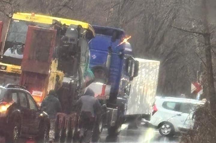 Trafic oprit pe Valea Bogății din cauza unui accident Trafic oprit pe Valea Bogății din cauza unui accident