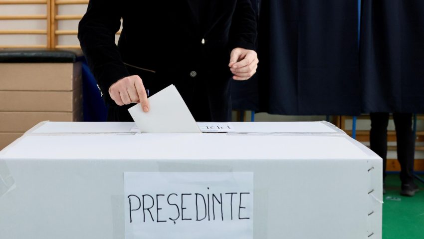 Românii se prezintă în număr ridicat la secțiile de votare. În total și-au exprimat opțiunea electorală peste 2,5 milioane de alegători, în țară și străinătate (14,4%) Românii se prezintă în număr ridicat la secțiile de votare. În total și-au exprimat opțiunea electorală peste 2,5 milioane de alegători, în țară și străinătate (14,4%)