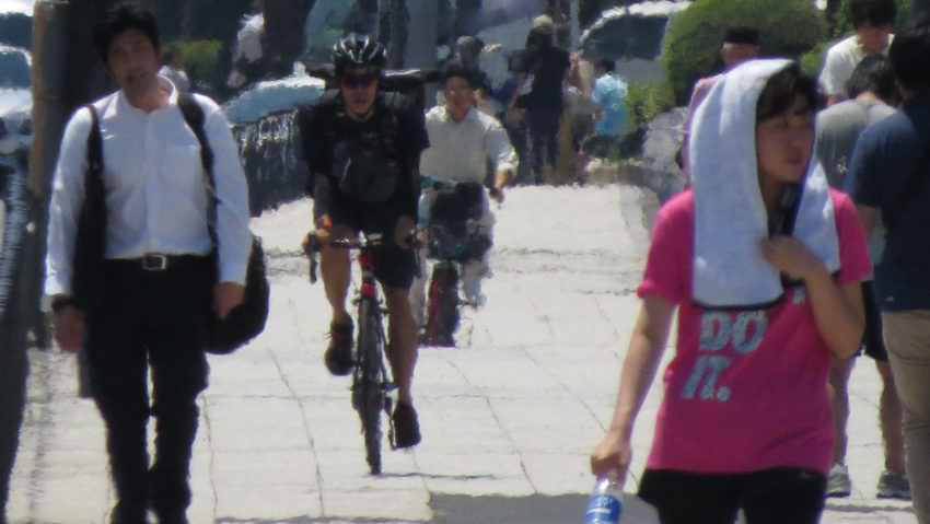 Bicicliștii japonezi care folosesc telefoanele în timpul mersului pe bicicletă riscă închisoarea Bicicliștii japonezi care folosesc telefoanele în timpul mersului pe bicicletă riscă închisoarea