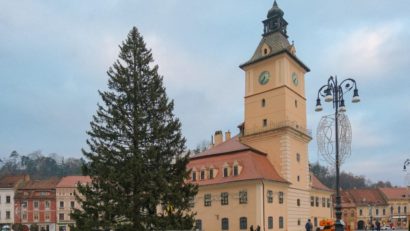 Braşovul are cel mai înalt brad de Crăciun din România