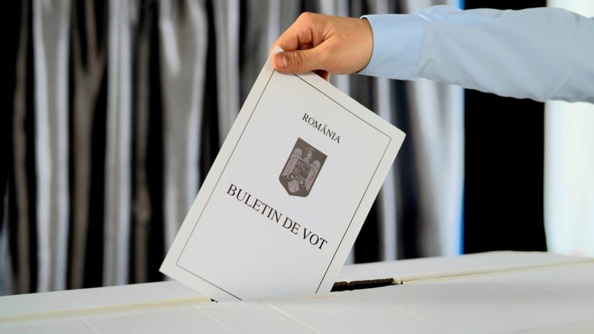 Ordinea de înscriere pe buletinul de vot a candidaţilor la alegerile prezidenţiale din 4 mai va fi stabilită astăzi prin tragere la sorţi. Ordinea de înscriere pe buletinul de vot a candidaţilor la alegerile prezidenţiale din 4 mai va fi stabilită astăzi prin tragere la sorţi.