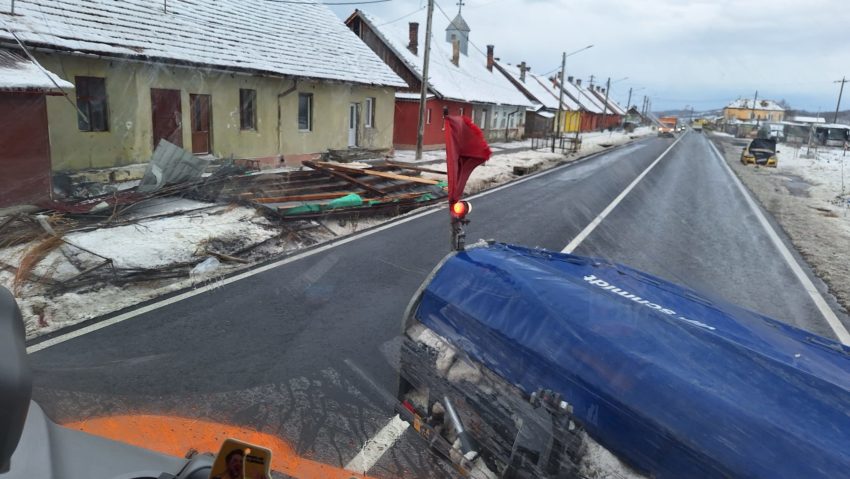 Atenţionări de vânt şi zăpadă viscolită, în special în zonele montane din şase judeţe, până mâine după-amiaza