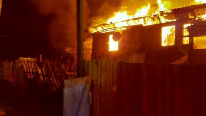 Mai multe locuințe improvizate au ars aseară în Sighișoara
