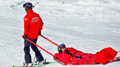 Turistă rănită grav pe pârtia de sanie de la Buşteni