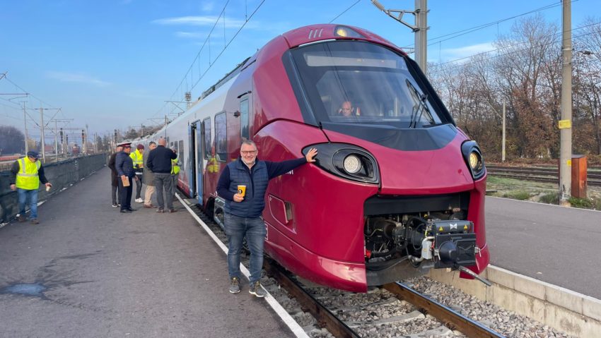 Primul tren electric achiziționat de CFR Călători în ultimii 20 de ani a ajuns la Brașov Primul tren electric achiziționat de CFR Călători în ultimii 20 de ani a ajuns la Brașov