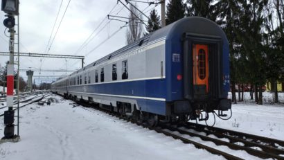 Patru trenuri de călători au fost blocate de viscol între Deda şi Gălăuţaş