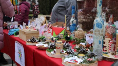 Sute de produse realizate de persoanele cu dizabilităţi, prezentate în cadrul unui târg tradiţional, la Miercurea-Ciuc