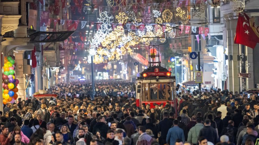 Bulevardul İstiklal, pe locul 40, în clasamentul celor mai scumpe străzi din lume Bulevardul İstiklal, pe locul 40, în clasamentul celor mai scumpe străzi din lume