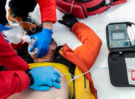 Echipele Salvamont Predeal şi Salvamont Râşnov au fost dotate cu două defibrilatoare moderne Echipele Salvamont Predeal şi Salvamont Râşnov au fost dotate cu două defibrilatoare moderne