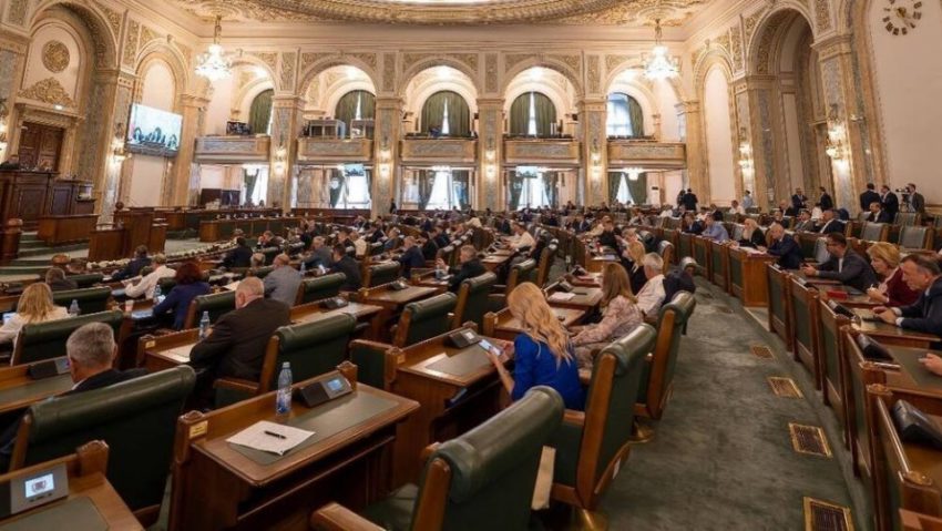 În plenul Senatului a fost ţinut un moment de reculegere în memoria martirilor din temniţele comuniste În plenul Senatului a fost ţinut un moment de reculegere în memoria martirilor din temniţele comuniste