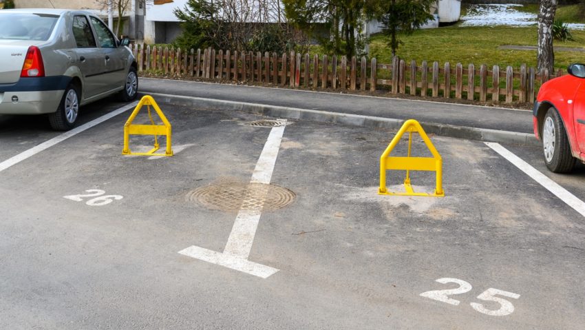 Locuitorii din Sf. Gheorghe și Tg. Mureș, somați să își achite taxa de parcare pentru anul viitor