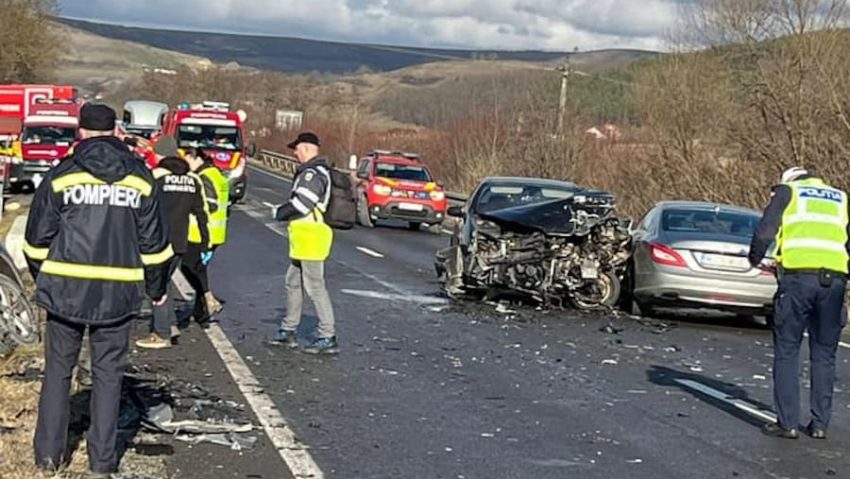 Patru persoane, între care două fetiţe, transportate la spital în urma accidentului de la Slimnic, în județul Sibiu Patru persoane, între care două fetiţe, transportate la spital în urma accidentului de la Slimnic, în județul Sibiu