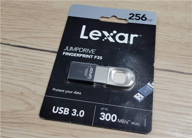 Infogadget, cu Raluca Creț | Stick-ul de memorie Lexar JumpDrive Fingerprint F35 Infogadget, cu Raluca Creț | Stick-ul de memorie Lexar JumpDrive Fingerprint F35