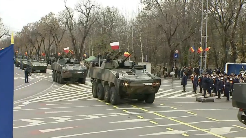 Mii de oameni la Parada Militară Naţională din Bucureşti Mii de oameni la Parada Militară Naţională din Bucureşti