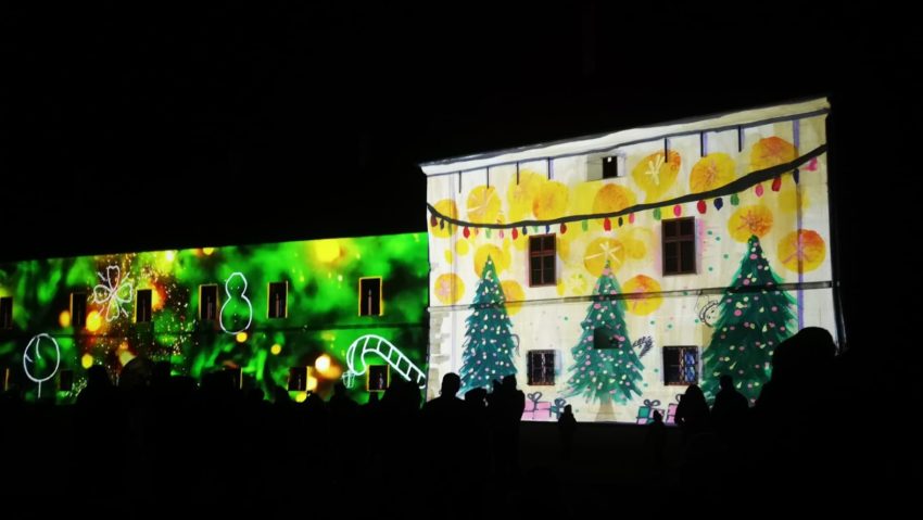 Peste 1.100 de desene de Crăciun realizate de copiii din Miercurea-Ciuc, proiectate pe faţada cetăţii Mikó