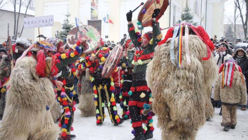 Căntălitul, obicei de colindat pierdut de pe Câmpia Mureşeană Căntălitul, obicei de colindat pierdut de pe Câmpia Mureşeană