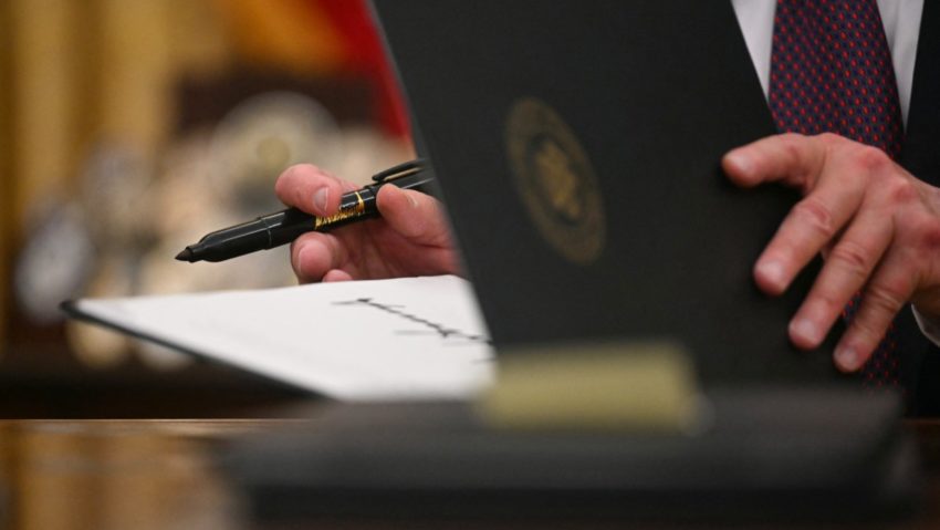 Preşedintele Trump amână cu 75 de zile aplicarea legii de interzicere a reţelei sociale TikTok