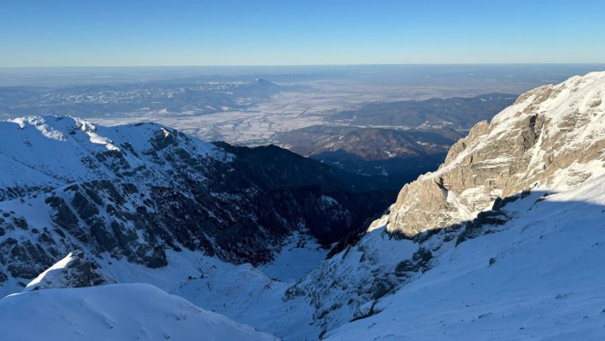 Este risc de producere de avalanșe, de gradul 4 din maxim 5 posibile, în toate masivele din Carpații Meridionali, la peste 1800 de metri altitudine