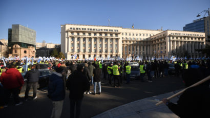 Mii de poliţişti şi alţi angajaţi din apărare, ordine publică şi siguranţă naţională au protestat astăzi, în Capitală