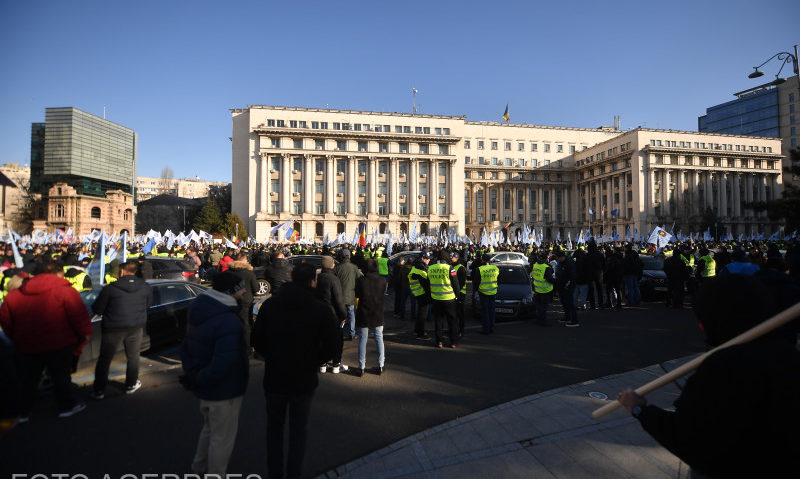 Mii de poliţişti şi alţi angajaţi din apărare, ordine publică şi siguranţă naţională au protestat astăzi, în Capitală