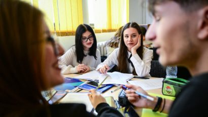 Continuă evaluarea competenţelor pentru elevii claselor a XII-a şi a XIII-a care aparţin minorităţilor naţionale