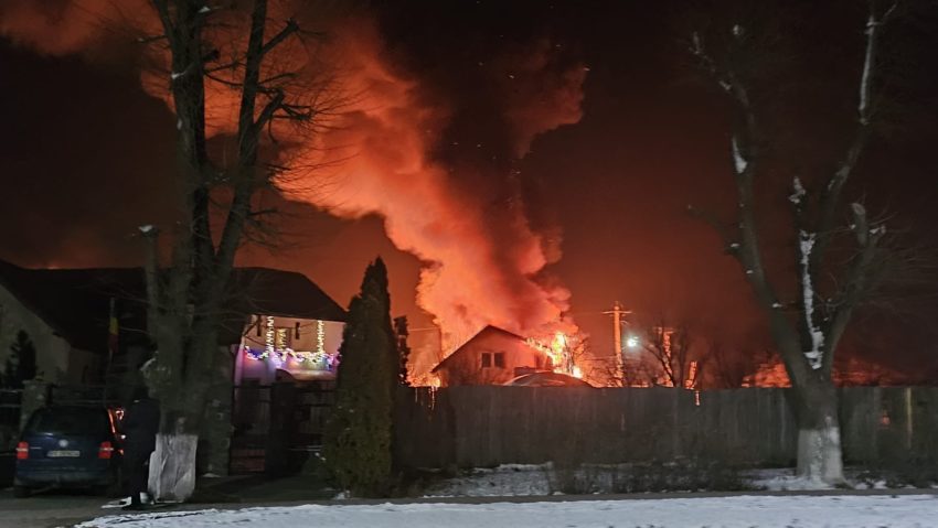 Septuagenar cu arsuri la un braţ şi două maşini distruse într-un incendiu la Hărman