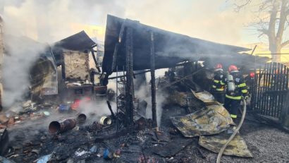 Incendiu la două case de locuit din Sângeorgiu de Mureș