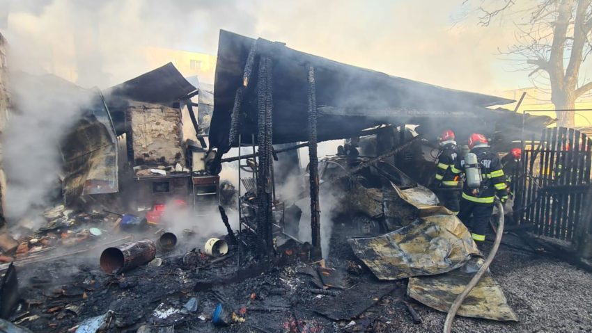 Incendiu la două case de locuit din Sângeorgiu de Mureș