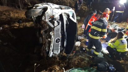 Un microbuz în care se aflau 10 persoane s-a răsturnat aseară pe DN 1, în județul Brașov