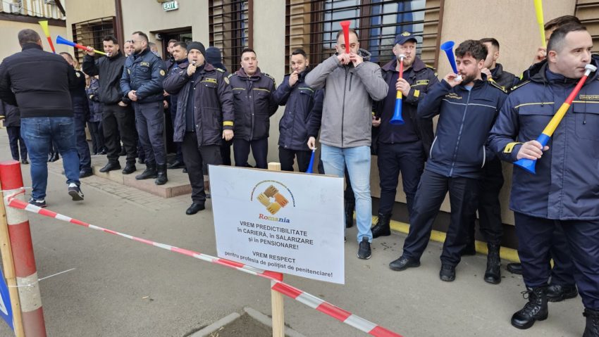 Gardienii de la Penitenciarul Codlea au protestat, din nou, nemulțumiți de „ordonanța trenuleț” Gardienii de la Penitenciarul Codlea au protestat, din nou, nemulțumiți de „ordonanța trenuleț”