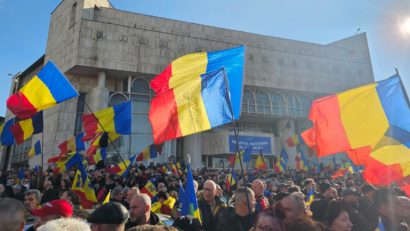 Sute de persoane, în Parcul Tineretului din Capitală. Au fost prezenţi Georgescu şi Simion