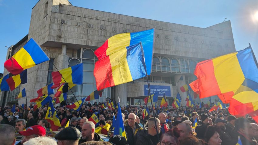 Sute de persoane, în Parcul Tineretului din Capitală. Au fost prezenţi Georgescu şi Simion