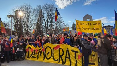 Mii de oameni au participat ieri la protestul organizat de AUR pentru a-şi exprima nemulţumirile privind anularea alegerilor prezidenţiale