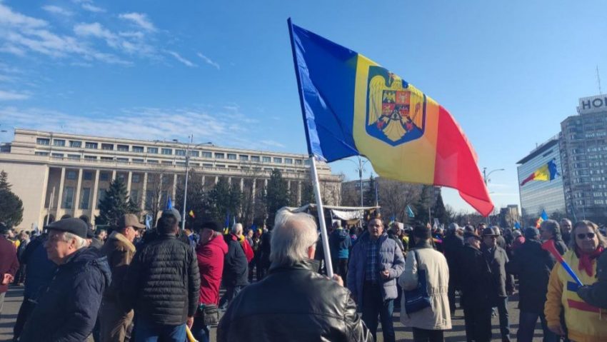 Opt dintre participanţii la protestul de vineri, din Piaţa Victoriei, care au tulburat ordinea publică, au fost identificaţi şi vor fi cercetaţi penal