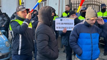 Polițiștii mureșeni își strigă nemulțumirea în stradă