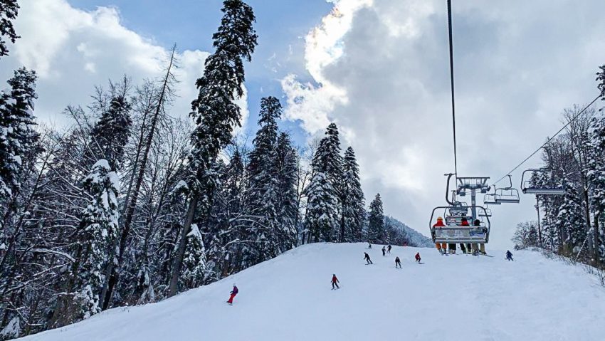 Cartelele de schi achiziționate sezonul trecut mai sunt valabile pâna în 7 ianuarie, în Poiana Brașov