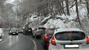 Zăpadă și polei pe șosele: restricții și risc crescut de accidente