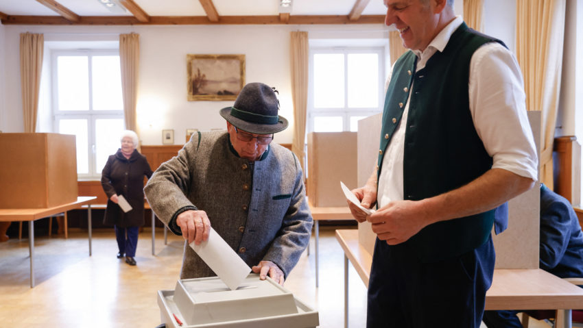 Germanii votează la alegerile parlamentare anticipate