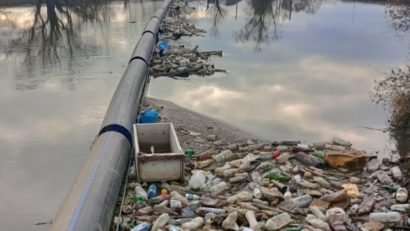 Aproape o tonă de deşeuri colectate de pe râul Mureş, în zona Reghin