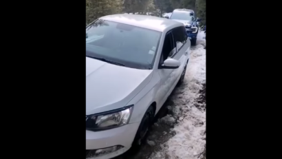 Patru turiști străini care au rămas blocați cu mașina în zăpadă pe un drum din Munții Apuseni au fost salvați de jandarmi
