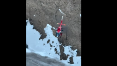 Turişti străini rămaşi blocaţi pe Jepii Mici, recuperaţi cu ajutorul elicopterului IGAv-SMURD