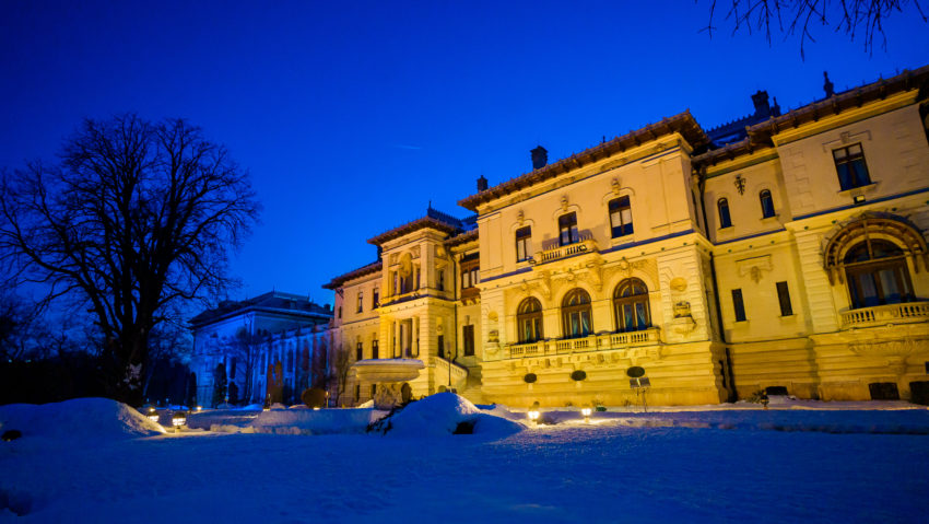 Palatul Cotroceni şi Palatul Parlamentului au fost iluminate în culorile drapelului ucrainean Palatul Cotroceni şi Palatul Parlamentului au fost iluminate în culorile drapelului ucrainean