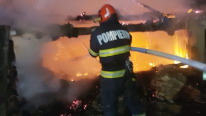 Locuință, distrusă în totalitate de un incendiu. Două persoane au ajuns la spital