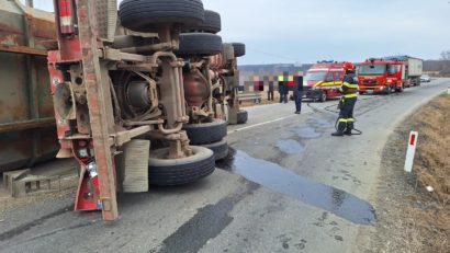 Autoutilitară de transport gunoi, răsturnată la Râciu