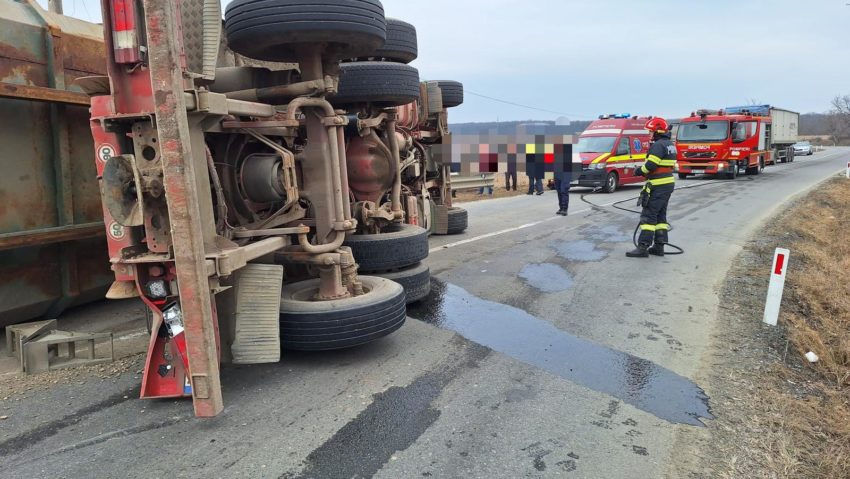 Autoutilitară de transport gunoi, răsturnată la Râciu