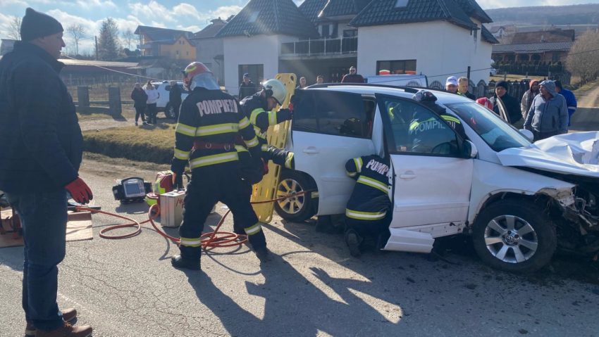 Accident cu 2 victime încarcerate în Ceuașu de Câmpie Accident cu 2 victime încarcerate în Ceuașu de Câmpie