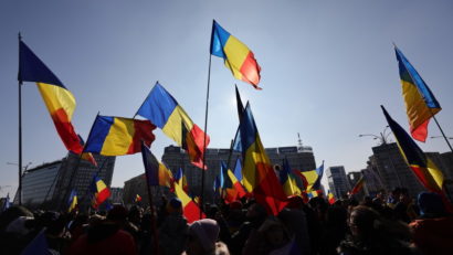 Protest în Piaţa Victoriei; unii protestatari au forţat dispozitivul de panouri metalice montat de jandarmi